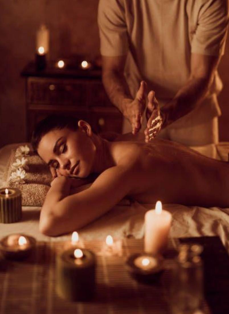 Image of ආයුර්වේද massage therapist course එකක් කරපු තරුණ පිරිමි ළමයෙක් කෙනෙක්.