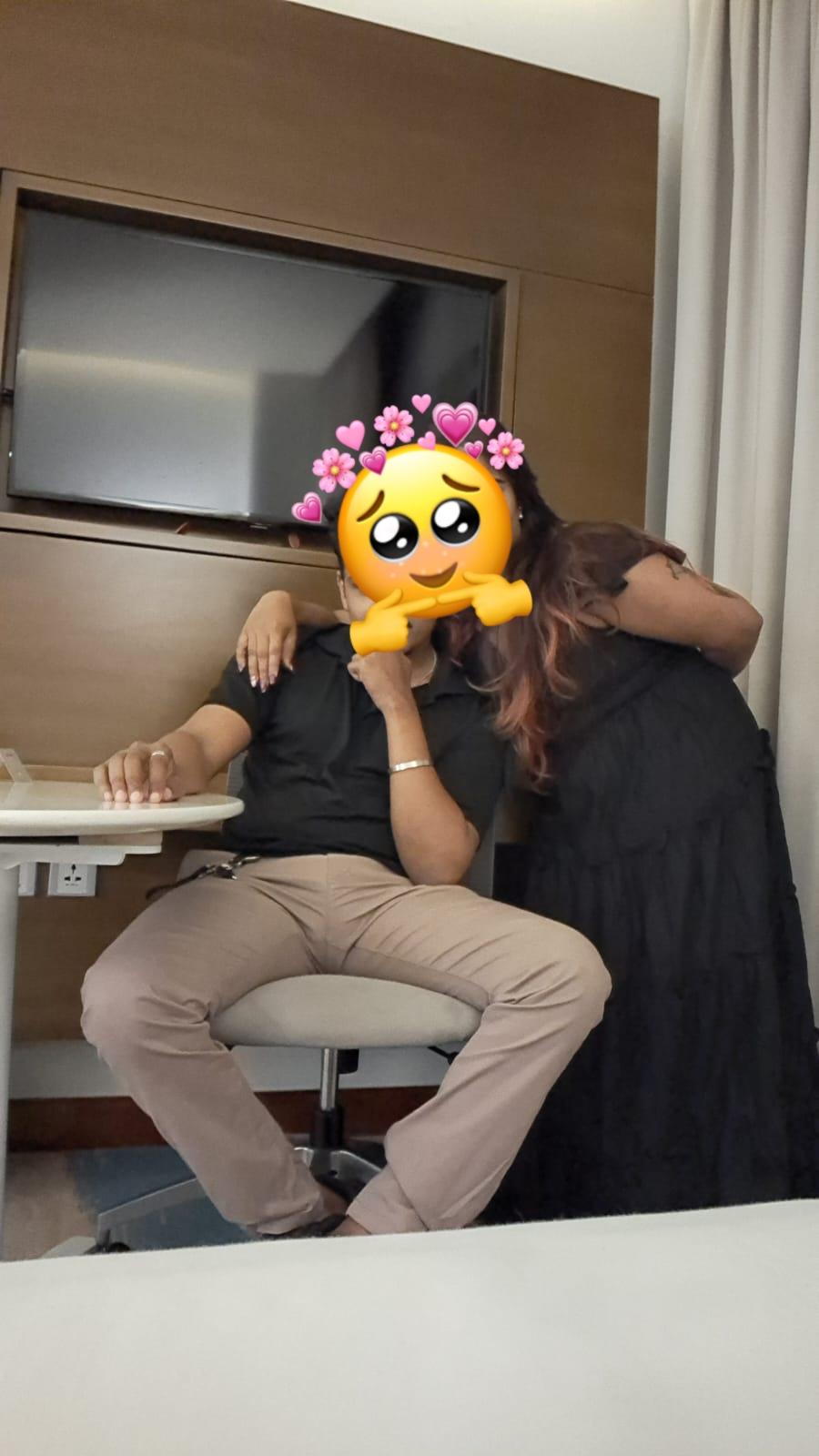 Image of ධනවත් කාන්තාවන් පිරිමින් සහ කපල් සදහා ත්‍රී සම් සහ කපල් සේවය